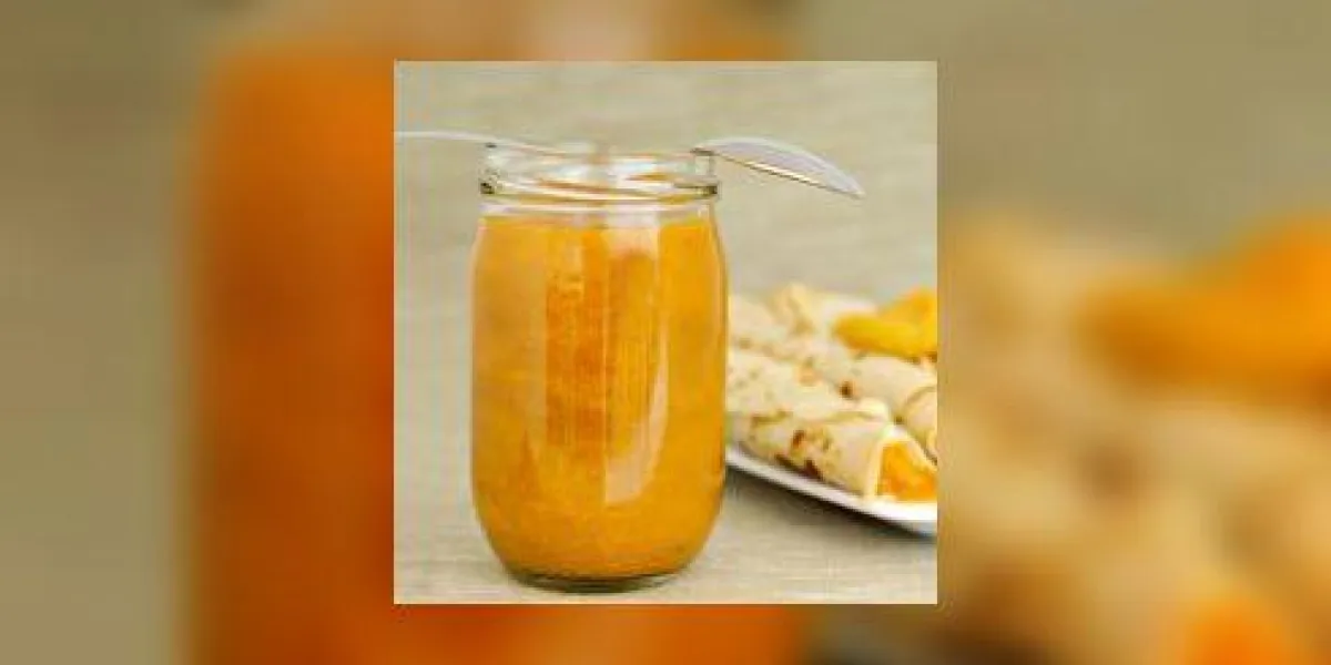 crêpes roulées et remplissage de confiture d'abricot