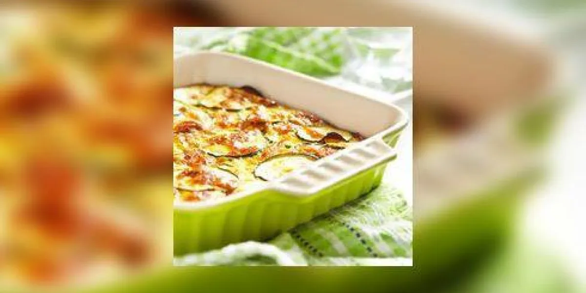 casserole avec du fromage et de la courgette dans un plat allant au four casserole avec du fromage et de la courgette dans un plat allant au four