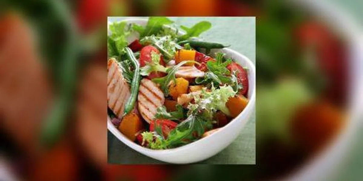salade de poulet avec légumes grillés et légumes verts délicieux manger sainement