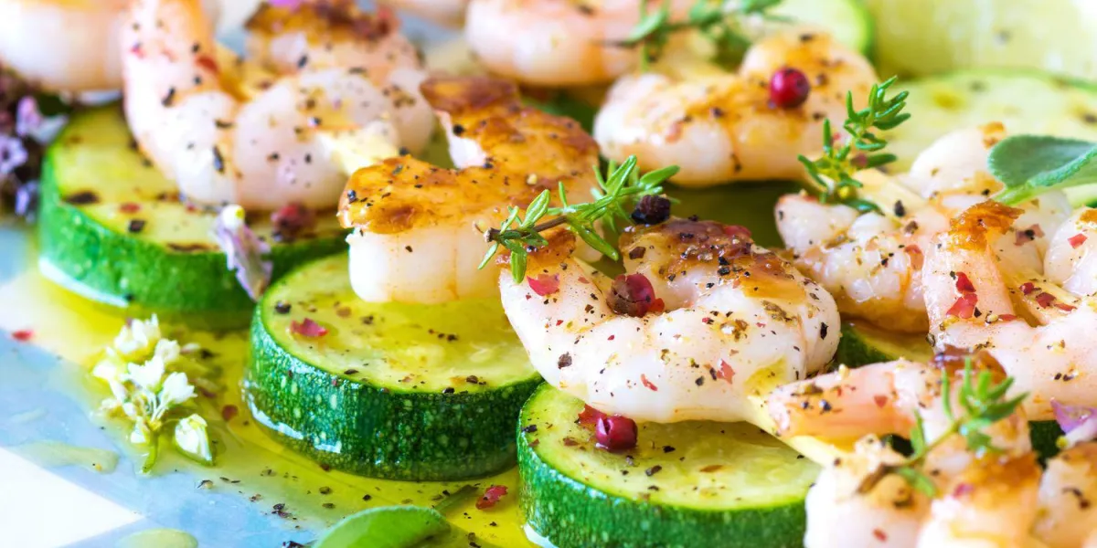 brochettes de crevettes avec courgettes sur fond en bois brochettes de crevettes avec courgettes sur fond en bois