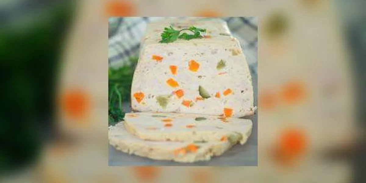 pain de viande de poulet avec des légumes sur la table