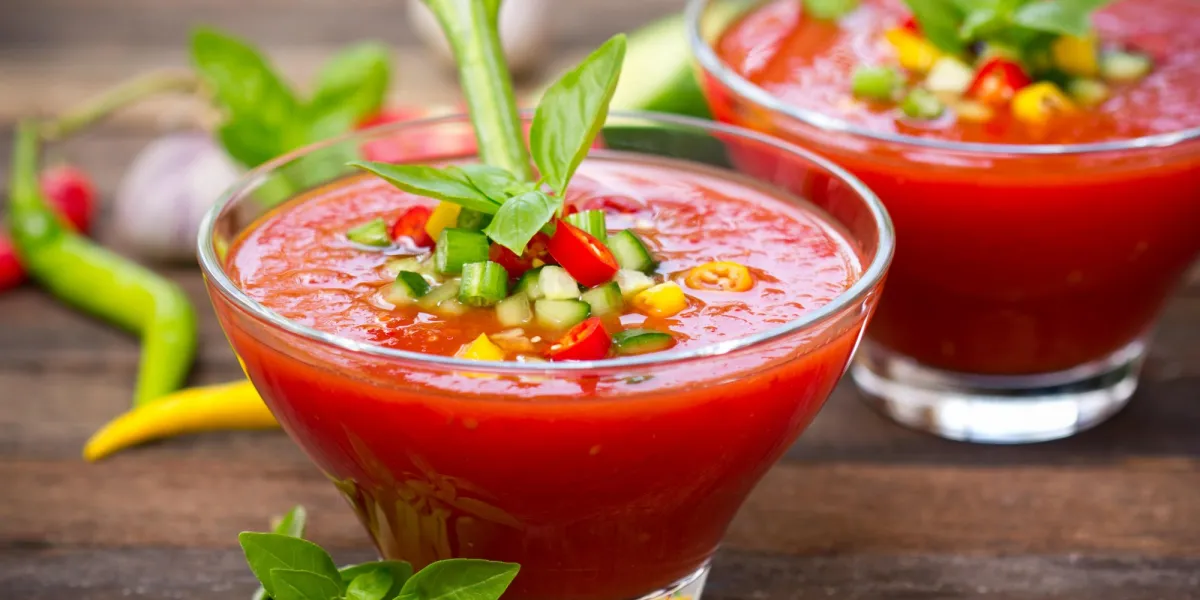 gaspacho frais sur la table gaspacho frais sur la table