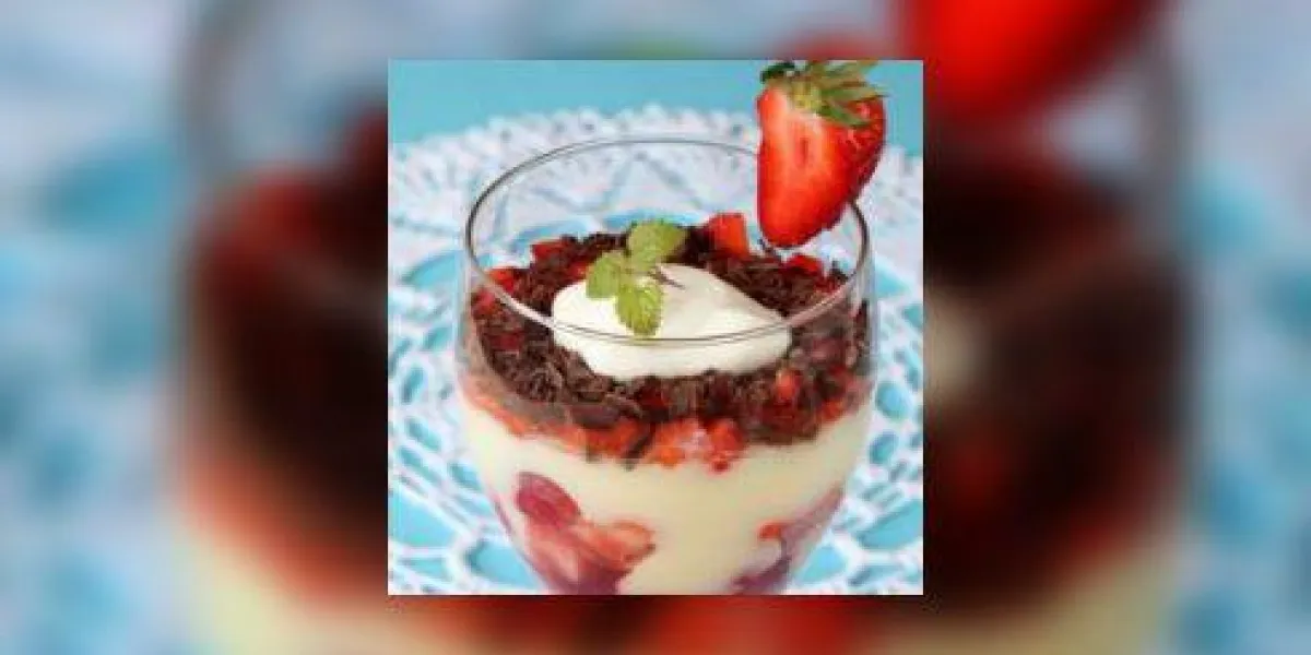 dessert aux fraises et au chocolat avec crème à la vanille dessert aux fraises et au chocolat avec crème à la vanille