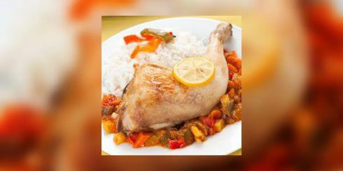 poulet rôti avec des poivrons rouges et verts isolés poulet rôti avec des poivrons rouges et verts isolés