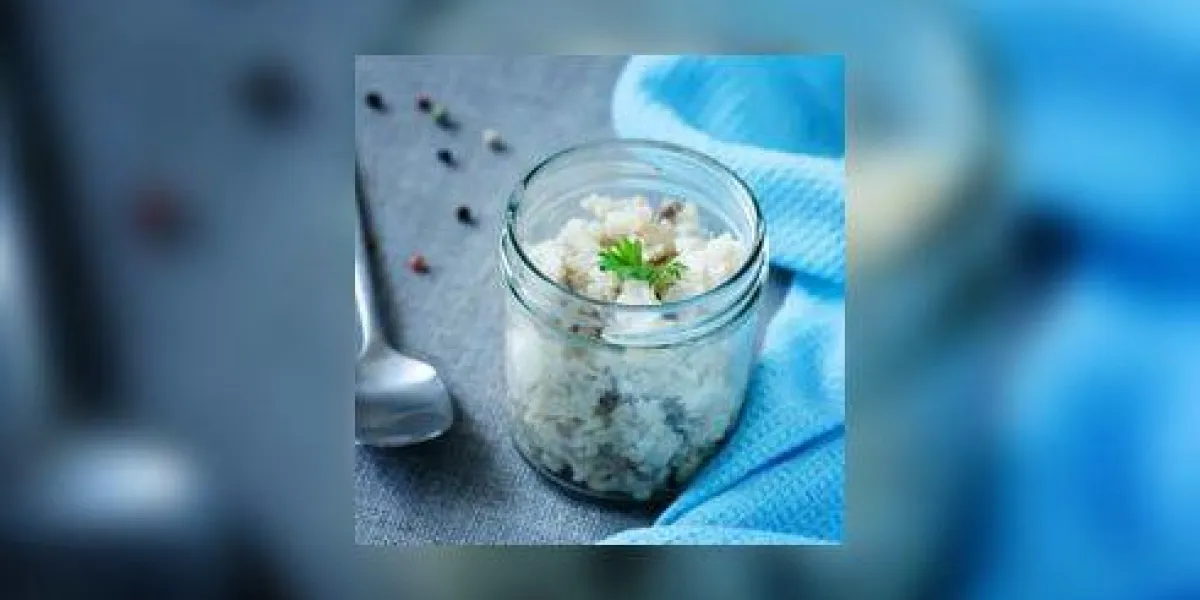 pate hareng dans un pot sur un fond gris