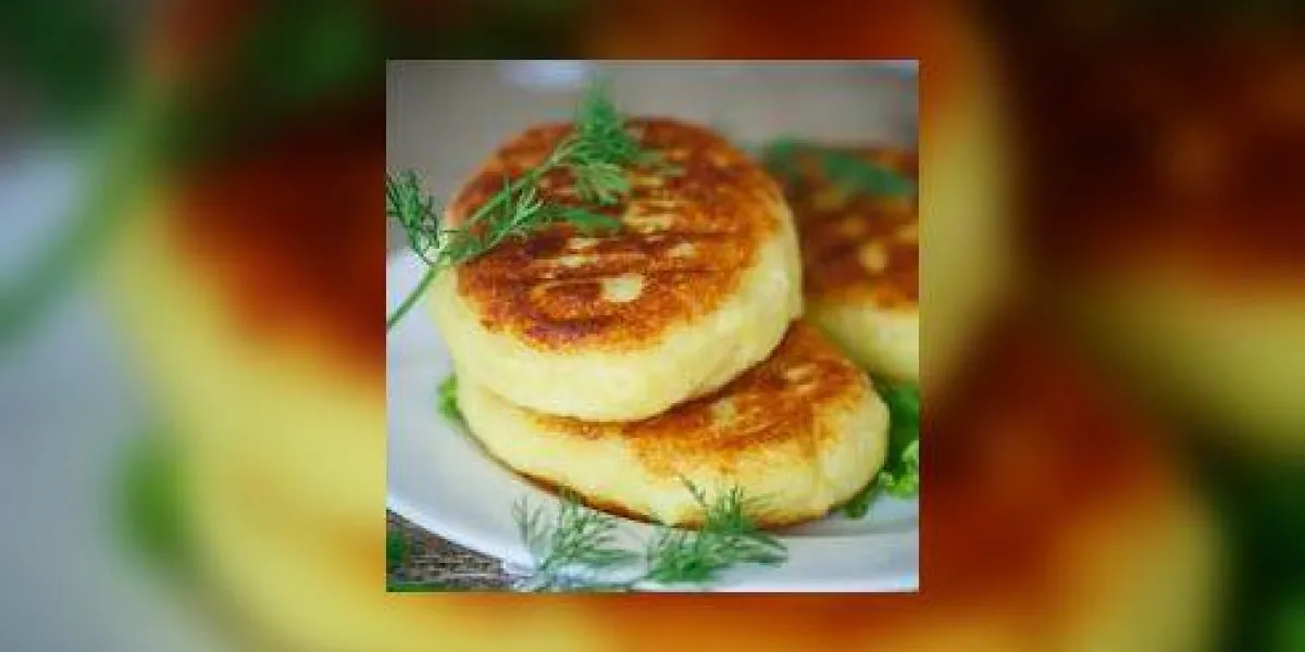gâteaux de pommes de terre avec de la viande sur la plaque