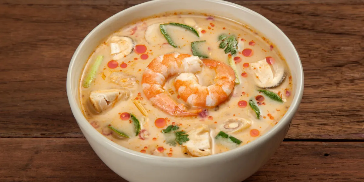 soupe thai tom yum aux crevettes isolé sur une table en bois soupe thai tom yum aux crevettes isolé sur une table en bois