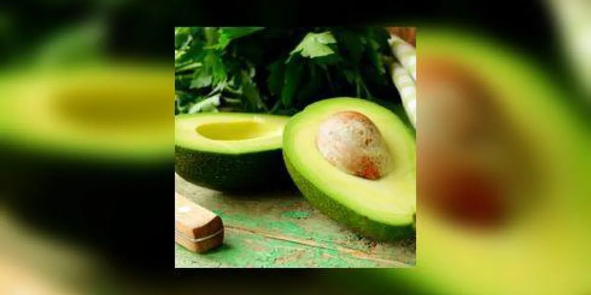 avocat mûr coupé en deux sur une table en bois avocat mûr coupé en deux sur une table en bois