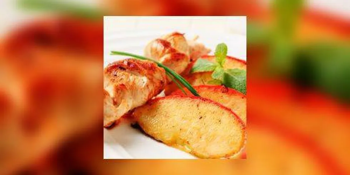 brochette de poulet et pomme cuite brochette de poulet et pomme cuite