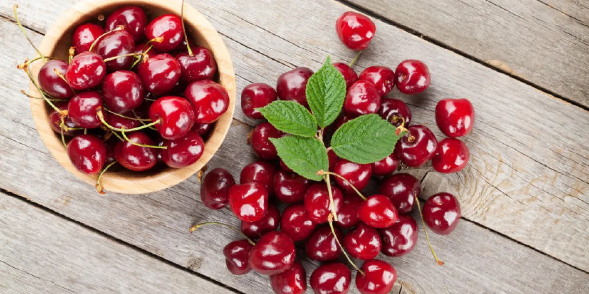 cerises mûres sur la table en bois vue d'en haut cerises mûres sur la table en bois vue d'en haut
