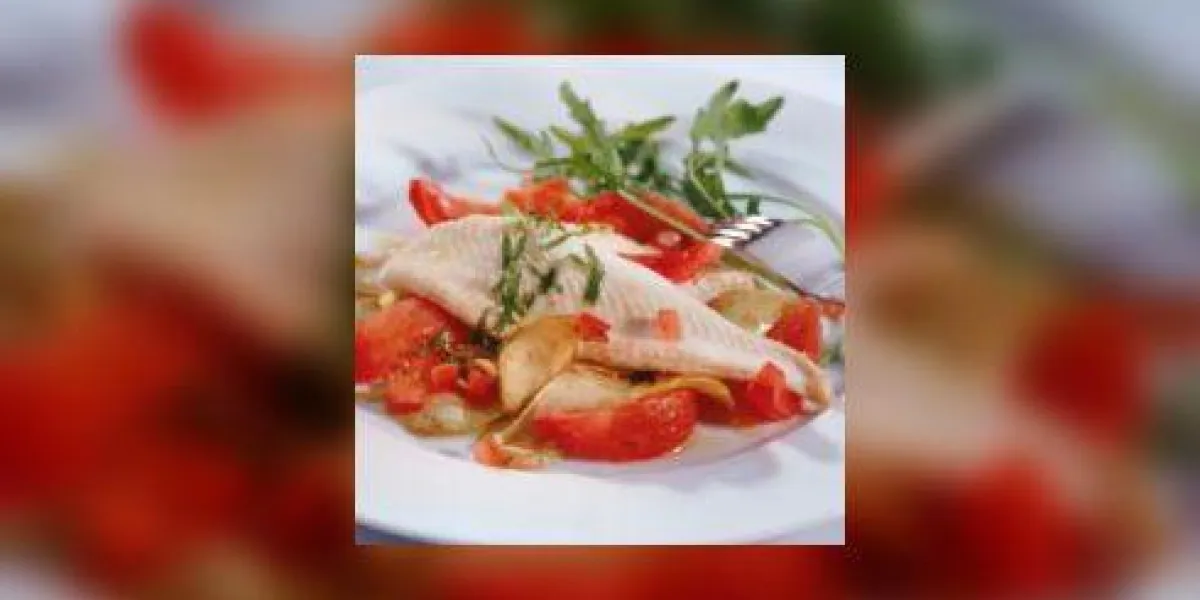 salade aux tomates cuites à la vapeur et poisson sur la plaque, gros plan