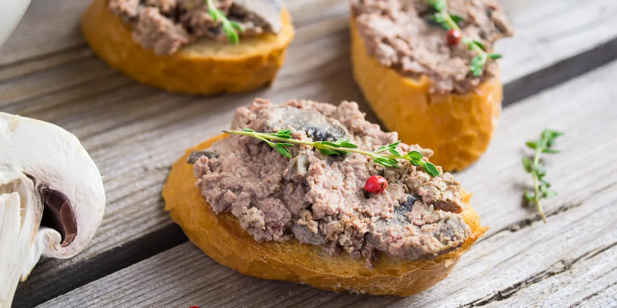 pâté de foie de poulet sur toast, mise au point sélective pâté de foie de poulet sur toast, mise au point sélective
