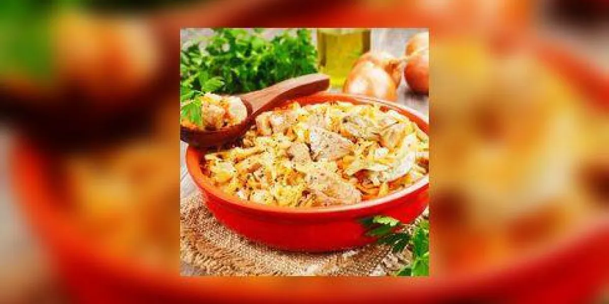 chou cuit avec de la viande dans un pot en céramique chou cuit avec de la viande dans un pot en céramique
