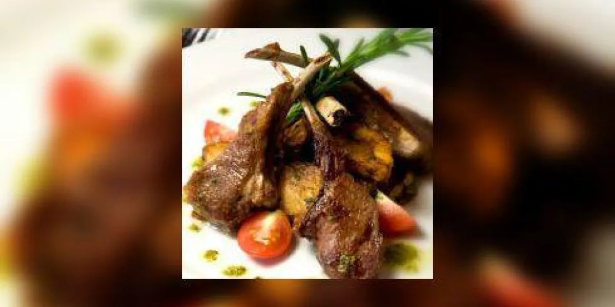 dîner d'agneau sur une plaque blanche