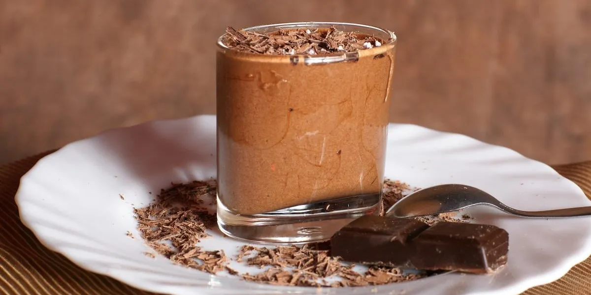 mousse au chocolat sur fond marron mousse au chocolat sur fond marron