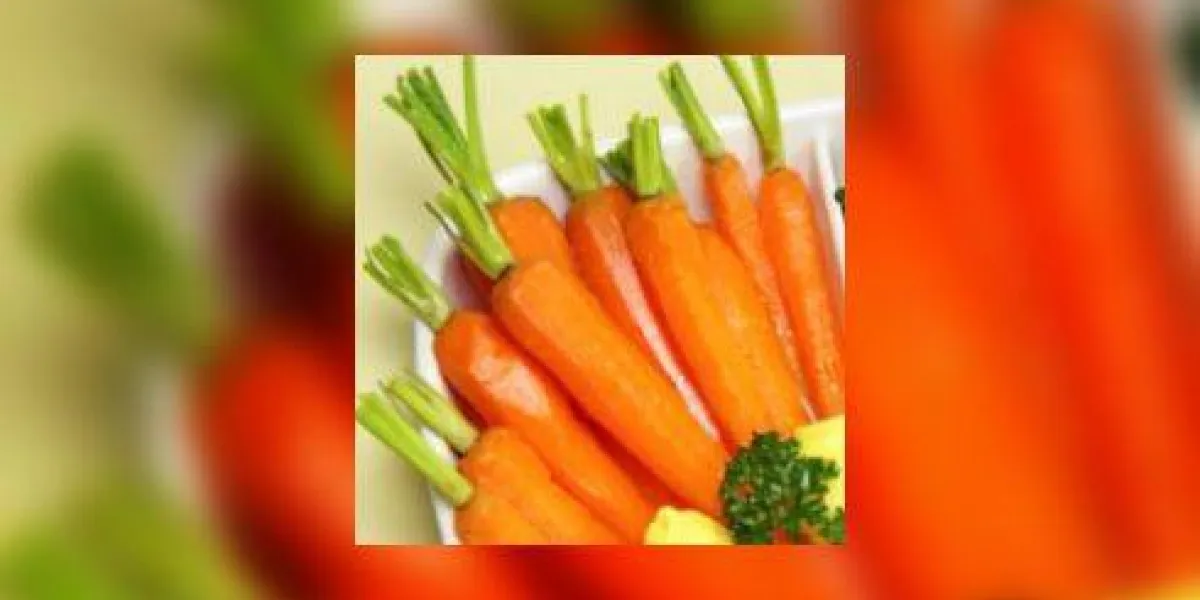 broccolini et carottes miniatures prêtes à servir avec de l'agneau