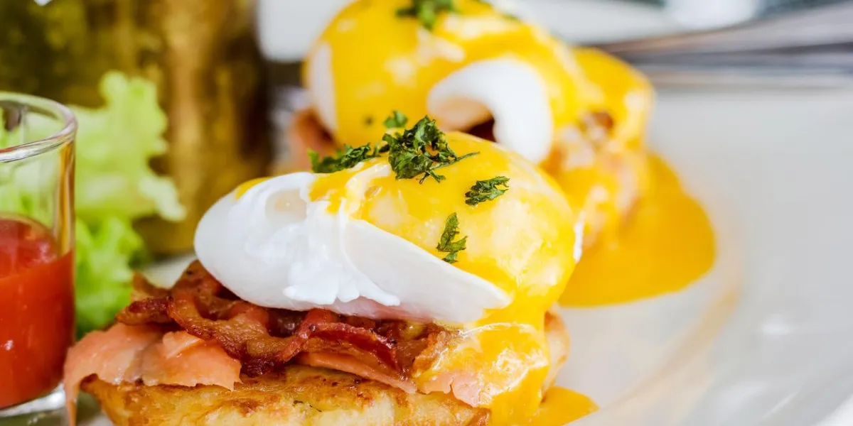 oeufs muffins anglais benedict-toast, jambon, oeufs pochés et délicieuse sauce hollandaise au beurre oeufs muffins anglais benedict-toast, jambon, oeufs pochés et délicieuse sauce hollandaise au beurre