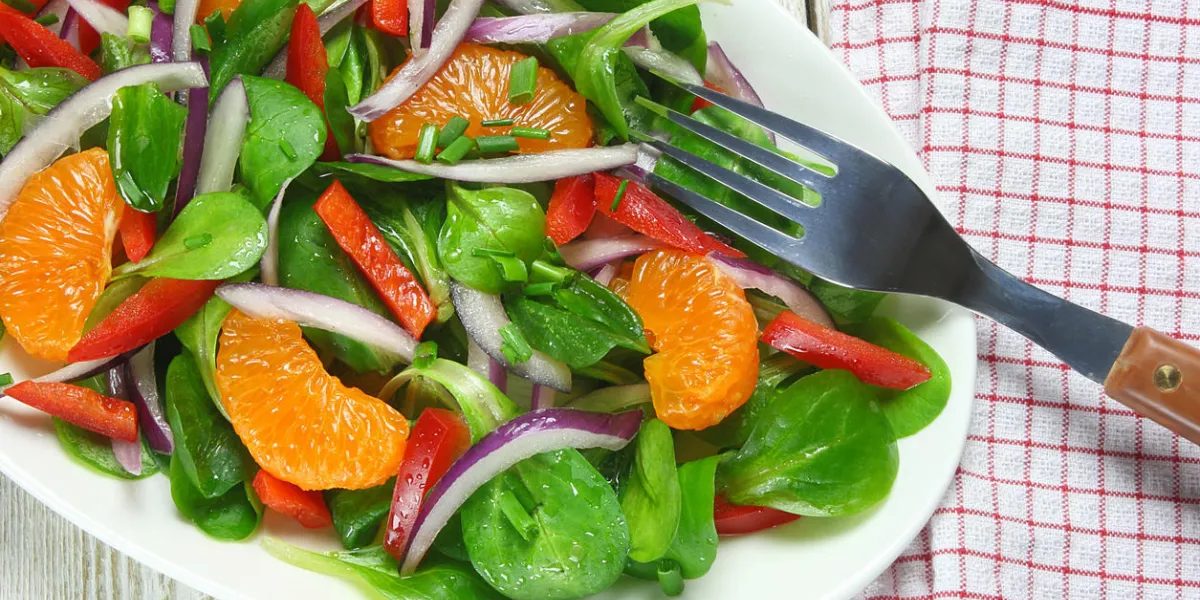 salade de mâche, de mandarine, de paprika et d'oignon salade de mâche, de mandarine, de paprika et d'oignon