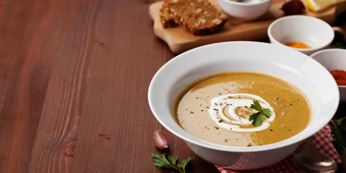 soupe de crème de lentilles dans un bol avec des épices curcuma, paprika et ail sur une table en bois soupe de crème de lentilles dans un bol avec des épices curcuma, paprika et ail sur une table en bois