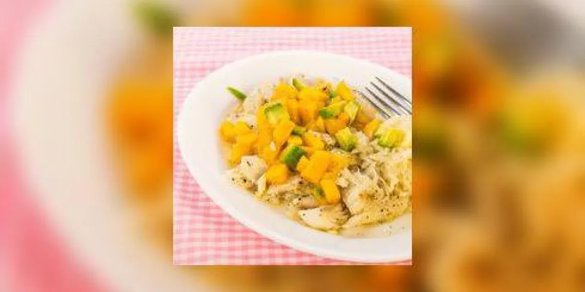 plie cuit à la sauce à l'orange avec de la mangue et de l'avocat et plat blanc de riz cuit à la vapeur sur tapis de vichy rose plie cuit à la sauce à l'orange avec de la mangue et de l'avocat et plat blanc de riz cuit à la vapeur sur tapis de vichy rose