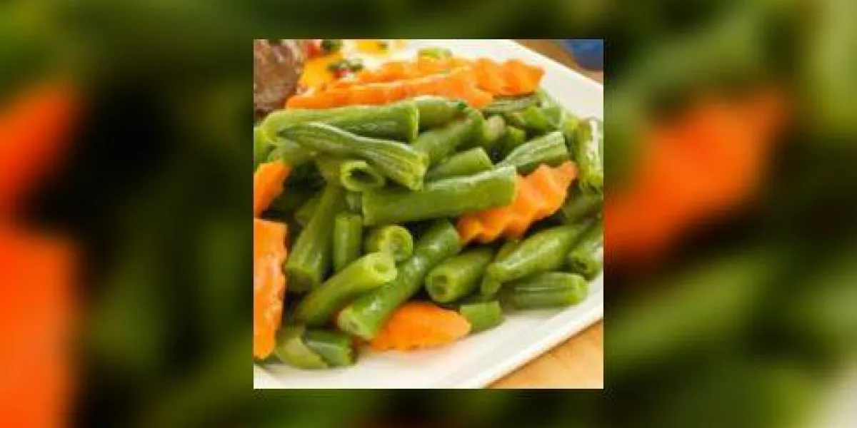 assiette avec salade de légumes chauds et cailles rôties dans une sauce au safran peu profonde dof assiette avec salade de légumes chauds et cailles rôties dans une sauce au safran peu profonde dof
