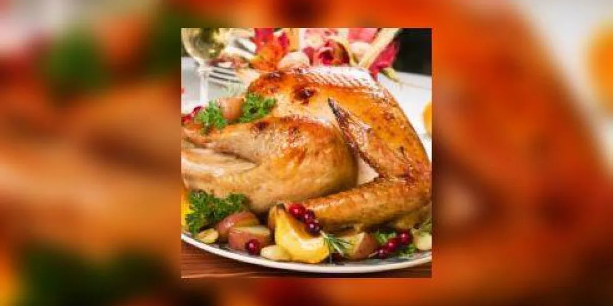 festoyer soutenu dinde sur la table de vacances prêt à manger festoyer soutenu dinde sur la table de vacances prêt à manger