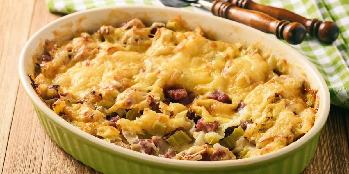 casserole with bread, leek, ham and cheese
