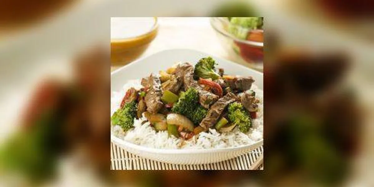 plat asiatique avec du bœuf, des légumes et une sauce au curry plat asiatique avec du bœuf, des légumes et une sauce au curry