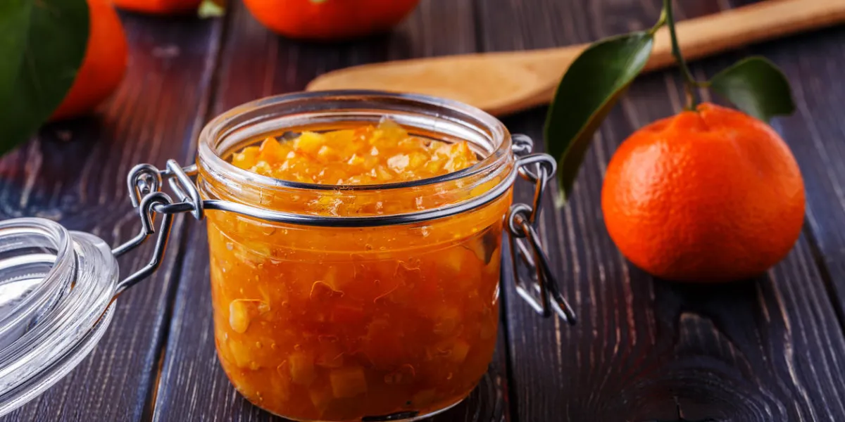 confiture d'orange (mandarine) dans un bocal en verre sur la table, mise au point sélective