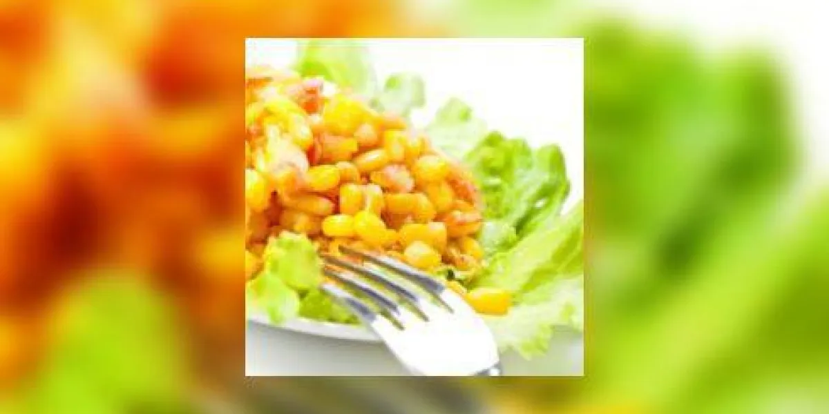 salade agrandi de noix de cèdre sur le fond blanc