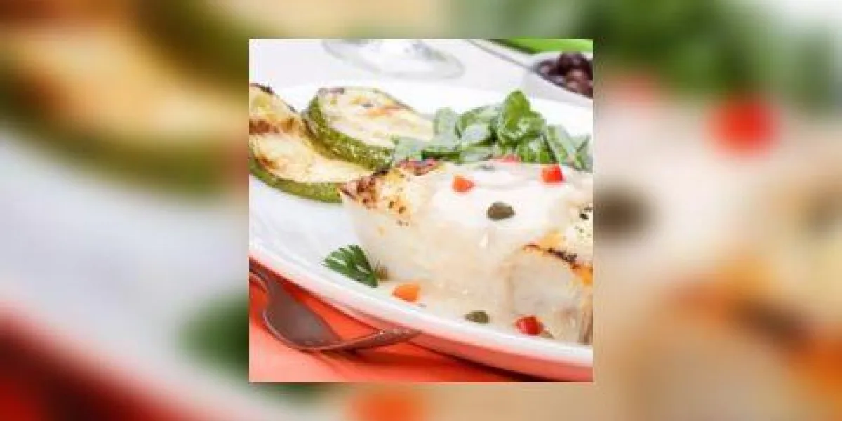flétan grillé aux câpres et sauce au poivre servi avec courgettes grillées, citron, citron vert, tomates et petits pois flétan grillé aux câpres et sauce au poivre servi avec courgettes grillées, citron, citron vert, tomates et petits pois