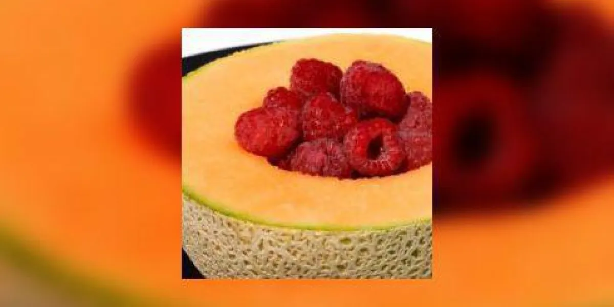 cantaloup aux framboises sur une assiette