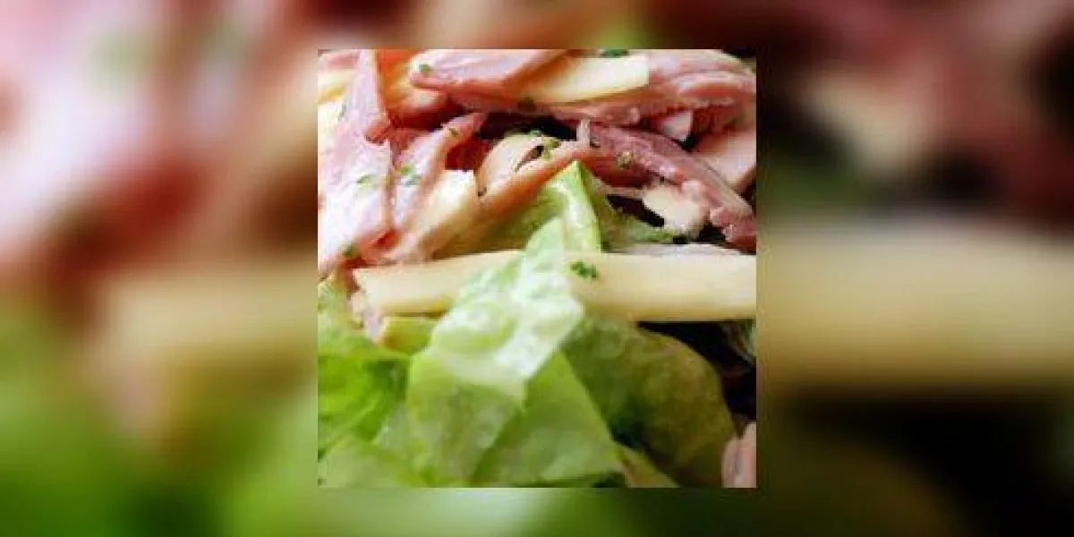 salade fraîche avec jambon et fromage