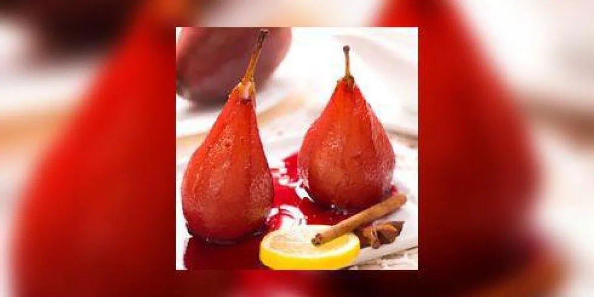 deux poires pochées au vin rouge