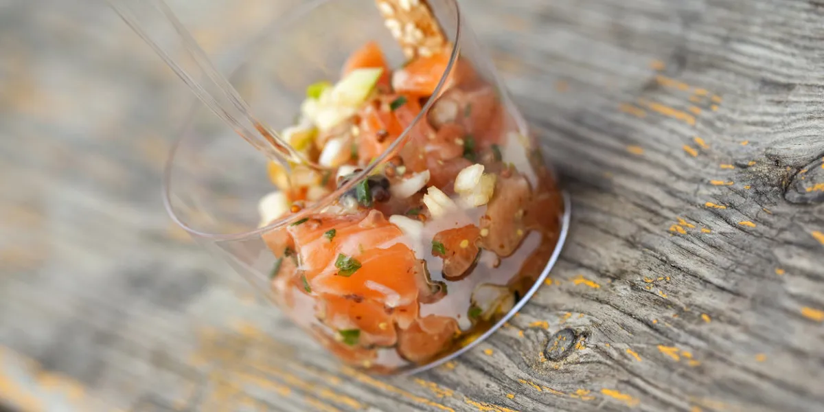tartare de saumon, herbes et sauce dans un pot