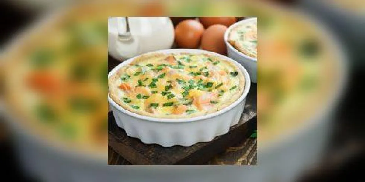 tarte aux quiches avec du poisson et des orties sur la table