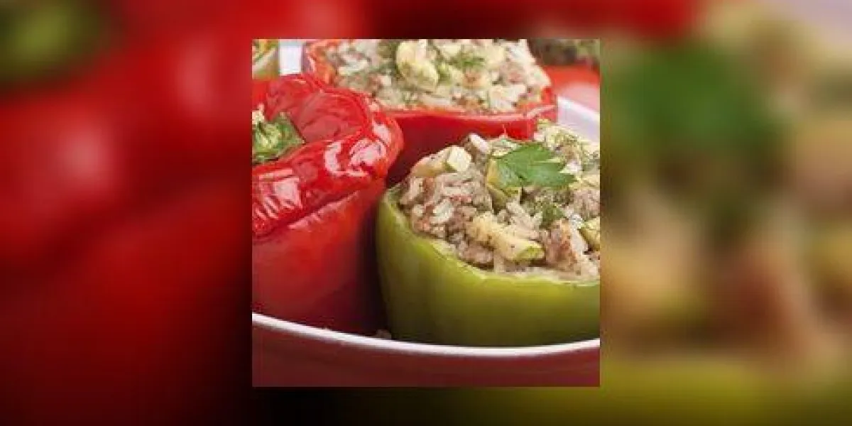 trois poivrons farcis dans un plat rouge trois poivrons farcis dans un plat rouge