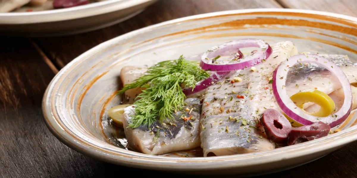 filets de hareng servis avec olives et oignons filets de hareng servis avec olives et oignons