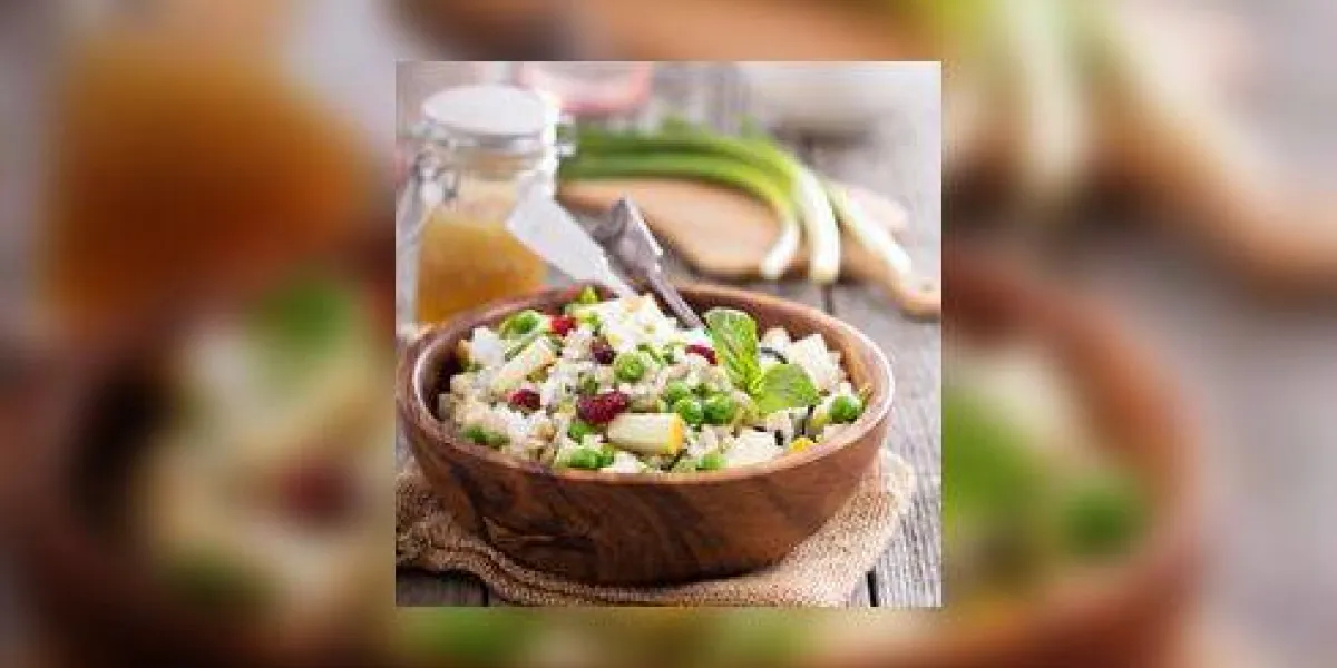salade de riz, de pomme, de canneberge et de pois dans un bol