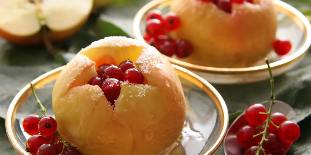pommes cuites au sucre et décorées de baies