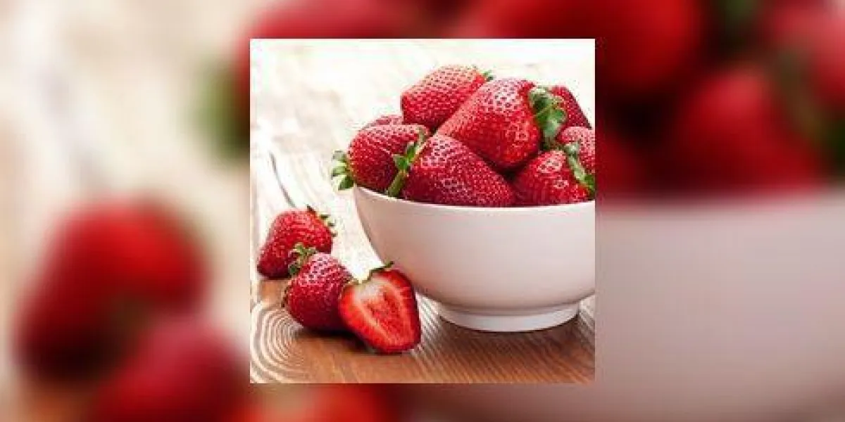 fraise appétissante dans le bol isolé sur fond blanc
