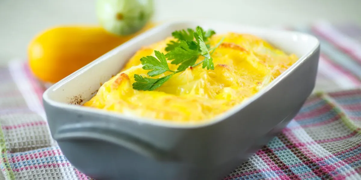 casserole avec du fromage et de la courgette dans un plat allant au four casserole avec du fromage et de la courgette dans un plat allant au four