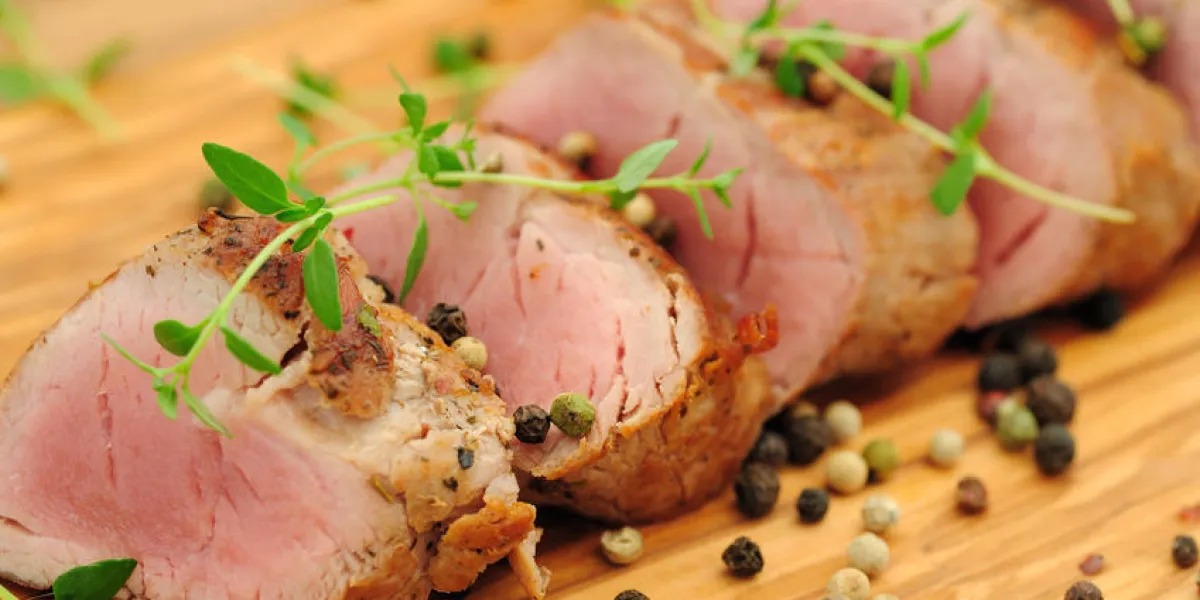 filet de porc rôti sur planche à découper en bois