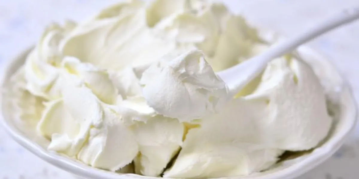 mascarpone fait maison frais dans un bol blanc mascarpone fait maison frais dans un bol blanc